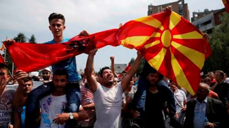 Người biểu tình cầm cờ Albania và Macedonia xuống đường đòi Thủ tướng Macedonia Nikola Gruevski phải từ chức.